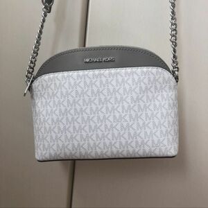 マイケルコース　Large Jet Set Charm Dome Crossbody Bag ショルダーバッグ　グレーホワイト