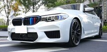 スポーティ全開♪ BMW Mカラー M5ルック グリル G30 523d 523i 530i 530e 540i M550i xDrive Mスポーツ 5シリーズ セダン_画像1