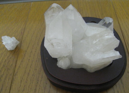 【送料無料】水晶 ? 置物 オマケ 付き サイズ横幅約6.5cm×縦約5cm×高さ約3cm