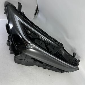 M 15-1-3　プリウス　ZVW60 打刻X　47-123 MXWH60 右ヘッドライト 