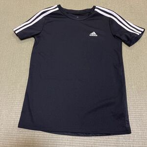 △adidas 140cm キッズ 半袖Ｔシャツ 黒 ブラック　白ライン スポーツTシャツ