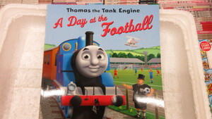 新品　バーゲンブック　お買い得　Thomas the Tank Engine: A Day at the Football ペーパーバック 　トーマス