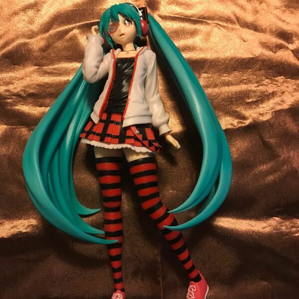 初音ミク　フィギュア 全長25cm