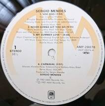 SERGIO MENDES : 愛をもう一度 セルジオ・メンデス 帯付き 国内盤 中古 アナログ LPレコード盤 1983年 AMP-28076 M2-KDO-1227_画像4