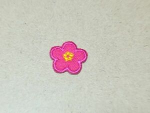 マスクデコ用飾り/縁取り刺繍梅の花ワッペン2cm/ディープピンク・緋桃