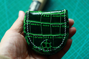 本革極厚 半円型（馬蹄形）小銭入れコインケース手縫い　鮮やかなグリーン　クロコダイル型押し