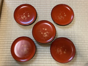 2310m682輪島木製漆塗り茶托５枚・朱色に金・花の図『15㎝・紙箱』・佐川60サイズ