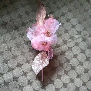 . industry .. go in . marriage elegant gorgeous possible . flower motif pink gold gold brooch corsage race beads processing 