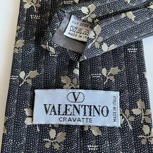 VALENTINO(ヴァレンティノ) 黒葉っぱ柄ワンポイントロゴネクタイの画像1