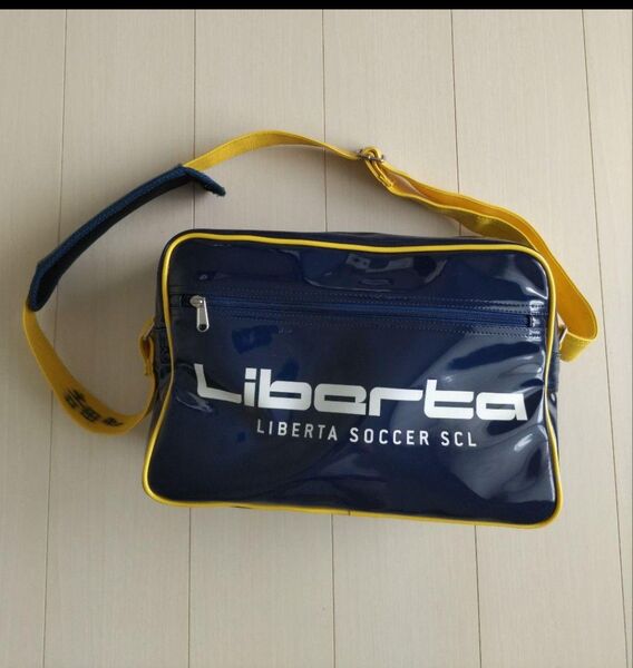 リベルタ エナメルバッグ ショルダーバッグ スポーツバッグ