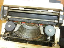 [ olivetti オリベッティ LETTERA 35 ]タイプライター made by olivetti in spain スペイン製 本体横幅約33㎝ 専用プラケース入 送料無料_画像8