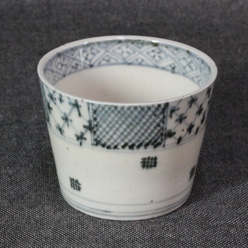 うぶ出し品】 古伊万里・吹き墨・桃文 そば猪口-