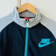 H5546cL NIKE ナイキ サイズL 155/76 (キッズ160㎝位) 子供服 ジップアップパーカー ブラック×グレー スポーツ カジュアル トレーニング_画像3