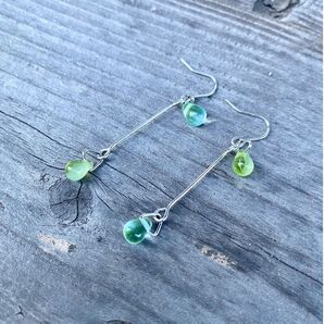 *アシンメトリー*小さなしずくのチェコガラスピアスorイヤリング(ミックスアクアマリングリーン&オリーブマーブル)