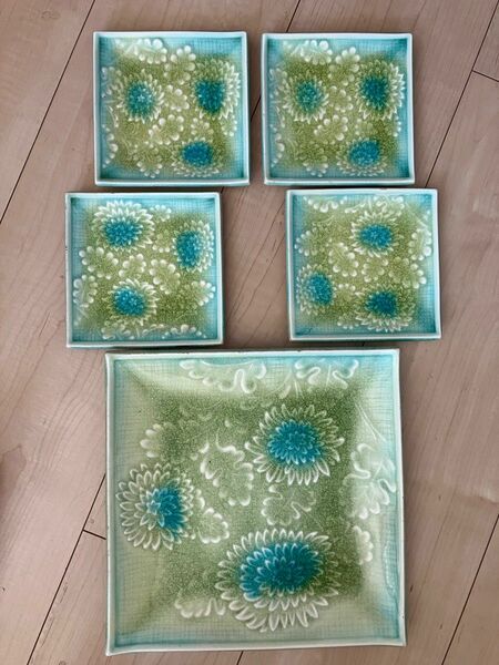【新品未使用】角皿　平皿　菊柄　ブルーグリーン　大小セット　５枚