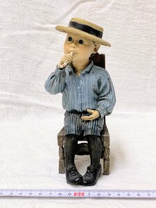 12888/アンティーク 置物 ヴィンテージ インテリア フィギュア 椅子に座った少年 西洋 人形 人物 レトロ オブジェ 洋風 海外雑貨