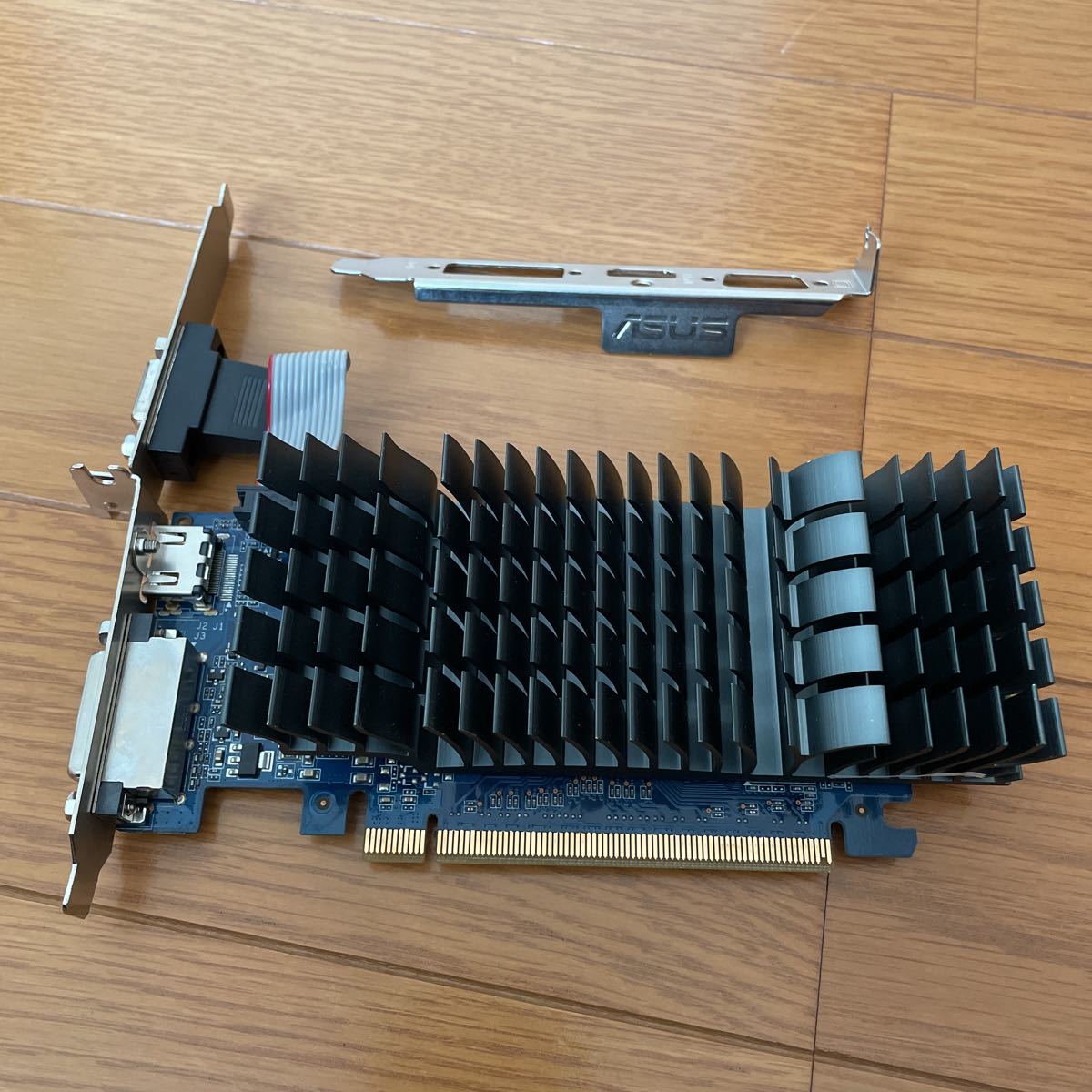 コンピュータASUSTek NVIDIA GeForce GT610搭載ビデオカード ファン