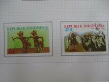 【送料無料】　アンティーク・コレクション・インドネシア　民族衣装　民族楽器　など　切手　種類いろいろ　台紙貼り付け済み　（41-X）_画像8