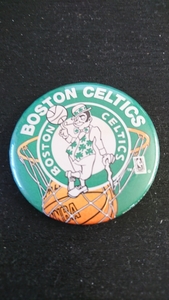 ヴィンテージ!1990年代当時物!NBA BOSTON CELTICSボストン・セルティックス チームロゴ缶バッジ MADE IN USA 中古/カイリー・アーヴィング 