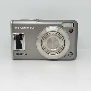 5699★富士フイルム FUJIFILM FinePix F31fd デジタルカメラ デジカメ 3× f=8-24mm 1:2.8-5.0 シルバー バッテリー付き 充電器無 ジャンク
