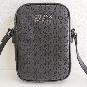 5663★【美品】GUESS ゲス ショルダーバッグ ショルダーポーチ ミニバッグ 型押し 黒 ブラック レディース メンズ 約20×14×4cm 保管品