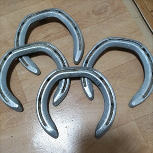 Art hand Auction Horse racing horseshoes and horse irons collection. These are actual used items and are being sold as is. Grass chips are attached. Amulets, talismans, handmade, original., Sports, leisure, Horse Racing, others
