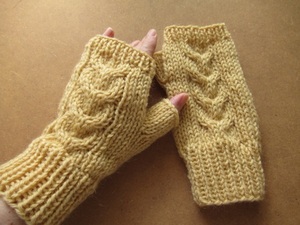 *mippi* 手編みハンドウォーマー　くちなし色　指なし手袋　ハンドメイド