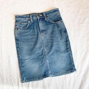 Модная джинсовая джинсовая узкая мини -юбка