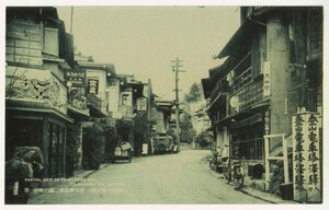 神奈川 箱根 塔ノ沢温泉 街並み 奥によきや旅館・早川に架かる玉の緒橋 箱根駅伝の山登りコース