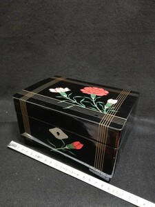 O10321.昭和レトロ　木製 漆器　小物入れ　オルゴール付き『禁じられた遊び』鍵付き　花柄/80