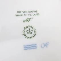 未使用品 ロイヤルコペンハーゲン ROYAL COPENHAGEN イヤープレート 2017年 クリスマスプレート 食器 皿 スタンド付き 青 白 ブルー_画像3