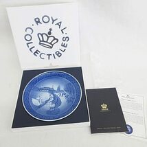 未使用品 ロイヤルコペンハーゲン ROYAL COPENHAGEN イヤープレート 2017年 クリスマスプレート 食器 皿 スタンド付き 青 白 ブルー_画像7