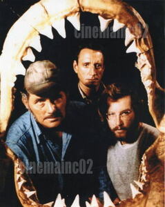 映画『ジョーズ』鮫の歯と3人の写真/ロイ・シャイダー、ロバート・ショウ、リチャード・ドレイファス