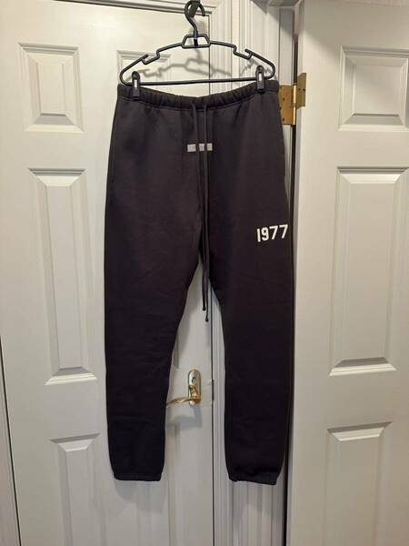 L FEAR OF GOD FOG ESSENTIALS 1977 SWEATPANTS Iron フィア オブ ゴッド エスオージー エッセンシャルズ スウェットパンツ アイアン