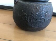 金寿堂 ？在印 松梅紋 鉄瓶 銀象嵌 提手 銅蓋 在銘 煎茶道具 湯沸 急須_画像3