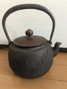 金寿堂 ？在印 松梅紋 鉄瓶 銀象嵌 提手 銅蓋 在銘 煎茶道具 湯沸 急須