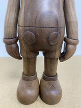 BE@RBRICK KAWS 400% x カリモク by Medicom Toy Kaws ベアブリック carved wooden 超人気 ■ 置物 ■ 中古 ■ 美品 ■ 箱付き_画像6