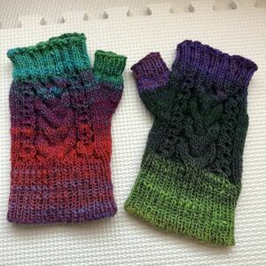 SALE※手編みハンドウォーマー　ショートサイズ　指なし手袋　野呂英作毛糸　赤や紫グラデーション　ハンドメイド