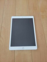 Apple iPad 第7世代　美品　wifiモデル　32G　シルバー　付属品　箱&説明書_画像2