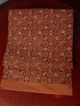 スモーキーピンクに市松と抽象柄　使い回しやすいモダンなヴィンテージ紬名古屋帯_画像2