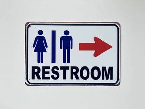 ブリキ看板 20×30㎝ トイレ 右 矢印 壁掛けプレート RESTROOM 案内板 便所 アメリカンガレージ アンティーク インテリア 新品 PRO-123