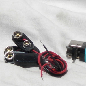 秋月電子製の００６P（DC9V用）の電池スナップでリード線付きの３個まとめて出品の新品未使用品です。の画像1