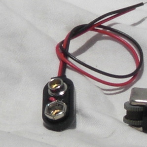 秋月電子製の００６P（DC9V用）の電池スナップでリード線付きの３個まとめて出品の新品未使用品です。の画像2