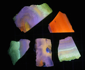 鉱物標本、蛋白石、蛍光オパール北海道産　M　24グラム（C11）