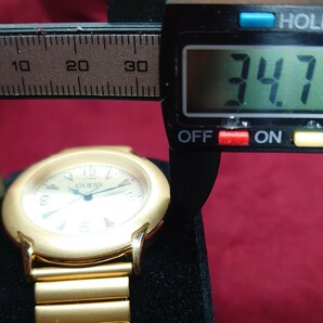 A56【美品/動作品】GUESS 1995 ブランド腕時計 ゲス アナログウォッチ ゴールド×白文字盤の画像4