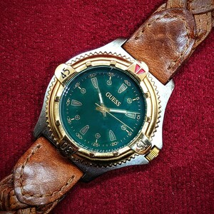 A68【電池交換済】GUESS ブランド アナログ メンズ 腕時計 ゲス シルバー ゴールドベゼル×緑文字盤 革製ベルト