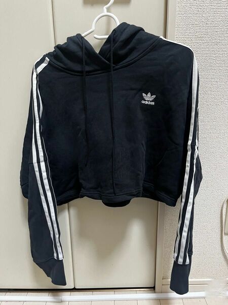 adidas ショート丈トップス