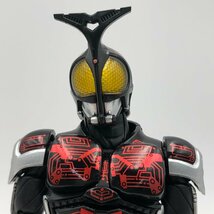 中古品 S.H.Figuarts フィギュアーツ 真骨彫製法 仮面ライダーカブト 仮面ライダーダークカブト_画像1