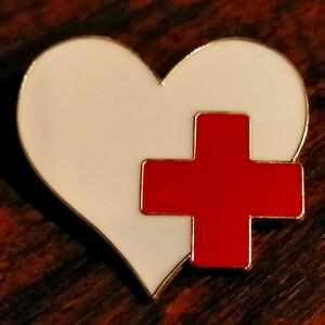 ピンバッチ　大きいハート　十字　赤十字　看護師　看護婦　白衣の天使　ピンズ　ピンバッジ　LOVE