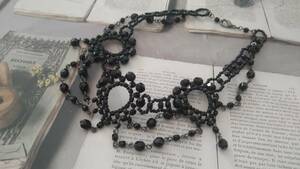  many surface cut black beads swaying design choker 